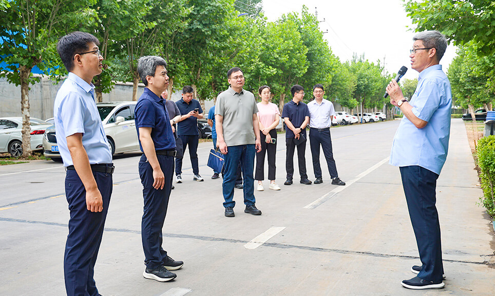 省政府辦公廳政策法規(guī)處處長呂飛科一行蒞臨長城鑄鋼調(diào)研指導(dǎo)